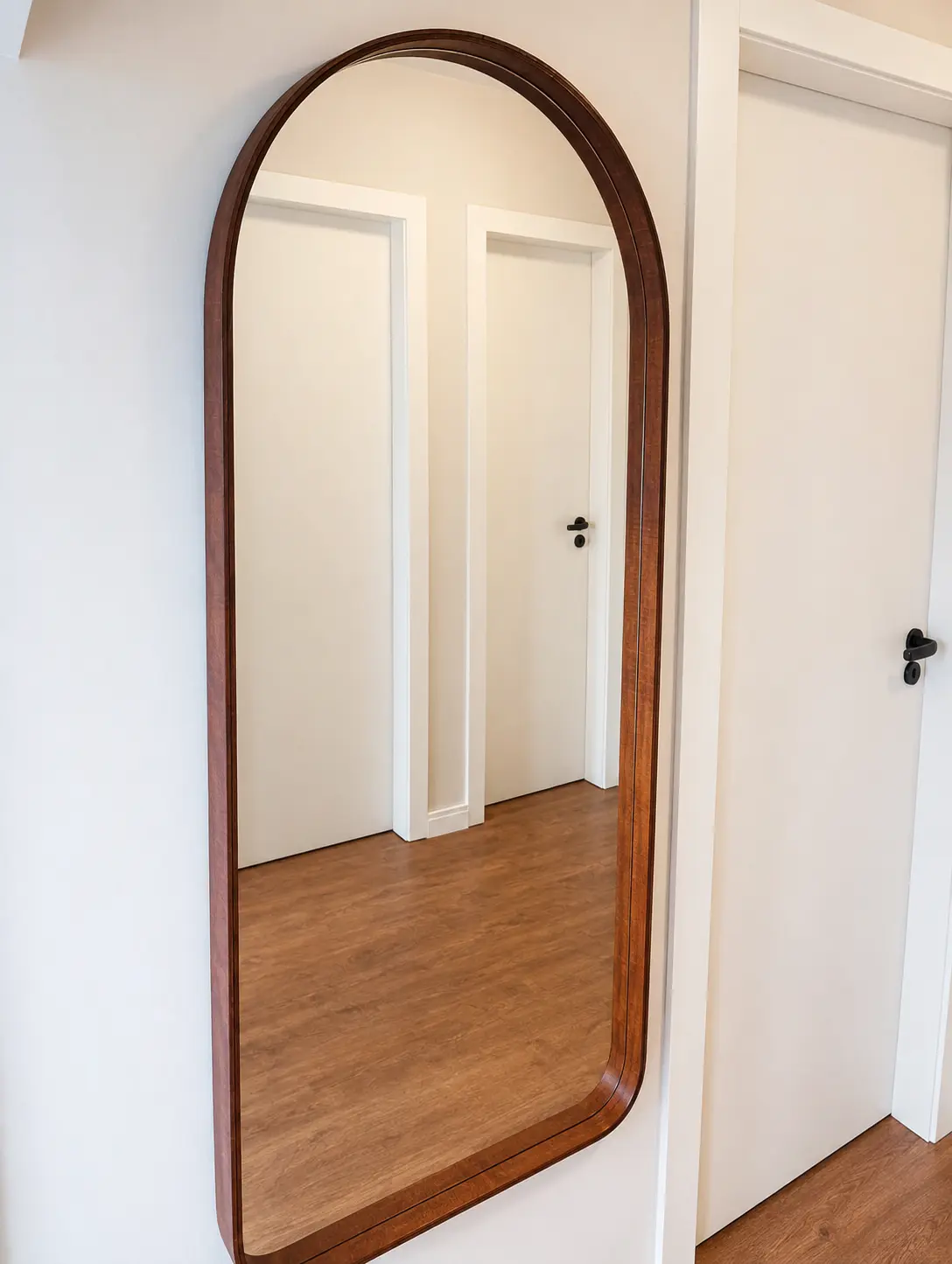 Espelho orgânico com moldura Flex Wood
