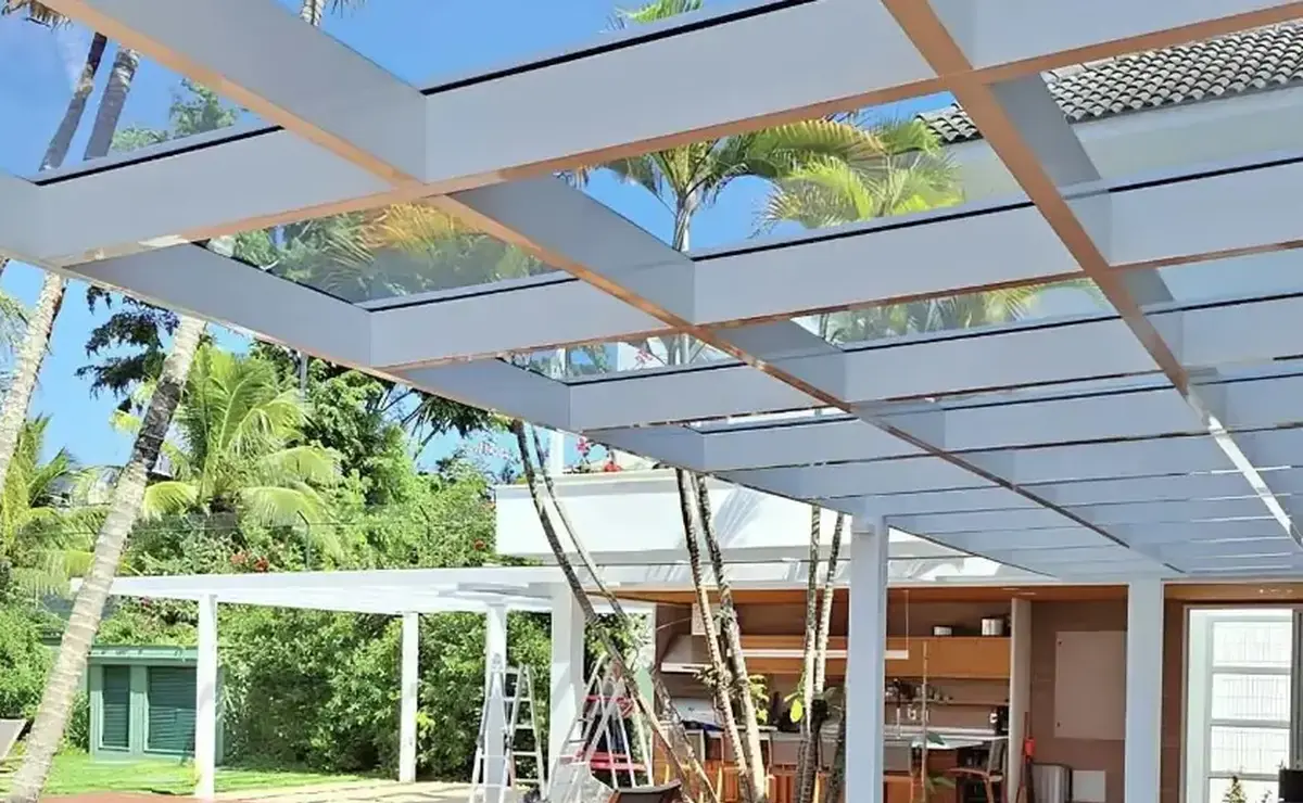 Cobertura de vidro em área de piscina instalada pela Vidraçaria Primordial em Curitiba